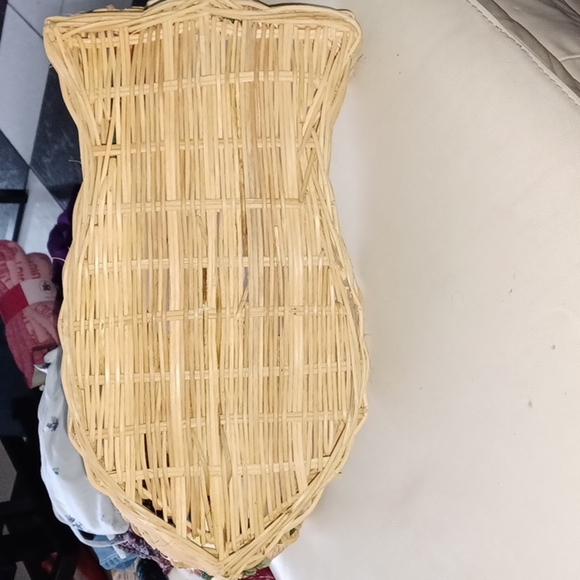 Chip and Dip Wicker Basket w/ ceramic Fish Handles - Picture 5 of 6